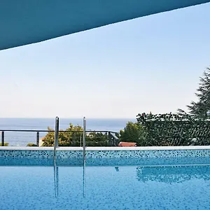 Apartman In Ziza, Rooftop Swimming Pool, Abbázia